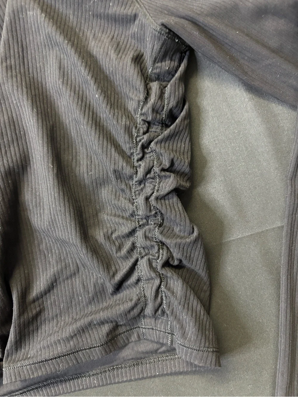 Lululemon Black Ribbed Ruched Long Sleeve Crop Top Size 8 - Picture 10 of 11